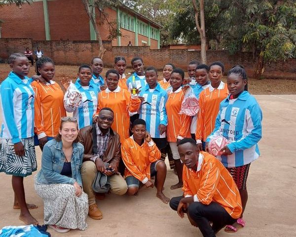 Johan en Simone bezorgen voetbalshirts in Malawi