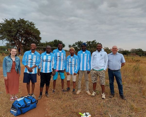 Johan en Simone bezorgen voetbalshirts in Malawi